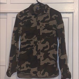 H&M camo button up shirt